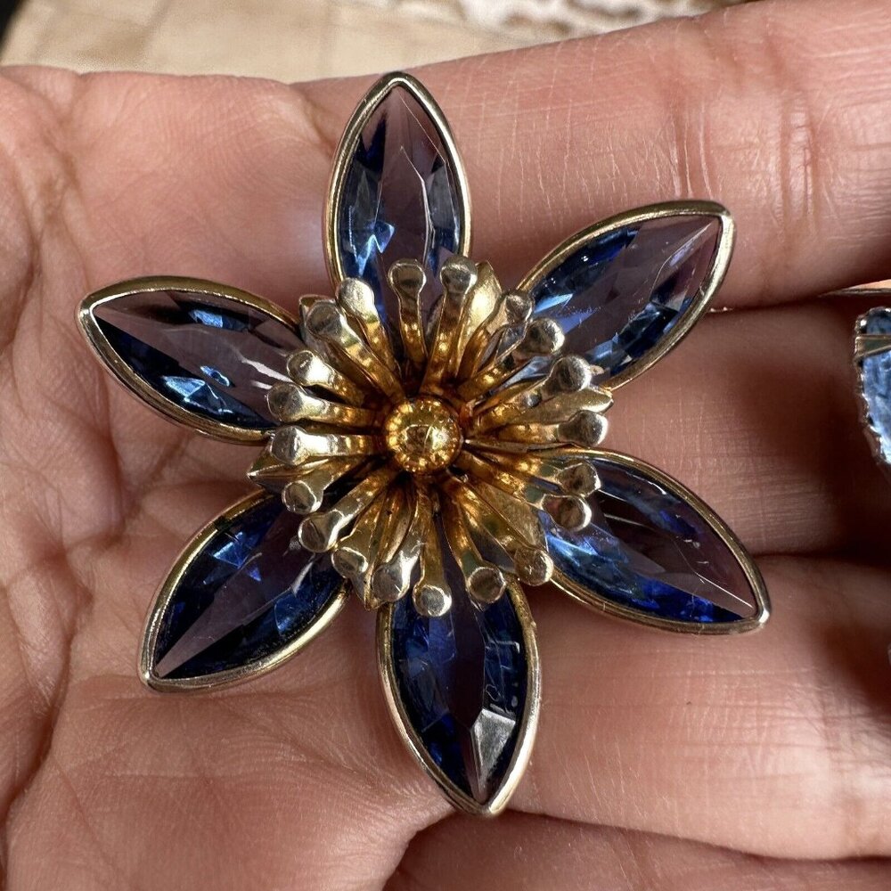 Vintage Flower Brooch Pin Crystal Blue Gems Gold Tone Metal Fashion‎ Jewel 1.25"